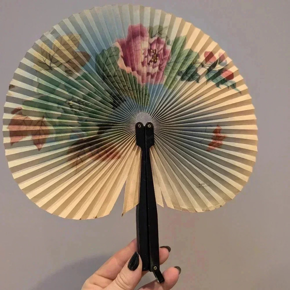 Vintage floral paper fan - Picture 3 of 9